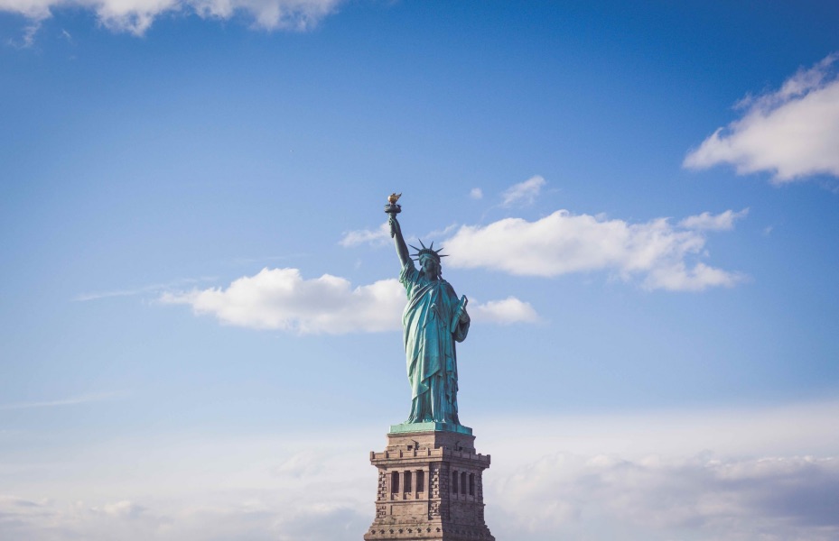 Erleben Sie die Freiheitsstatue in New York, das Symbol für Freiheit und Demokratie. Erfahren Sie mehr über die Geschichte und Bedeutung dieses weltberühmten amerikanischen Wahrzeichens, das Reisende aus aller Welt anzieht.