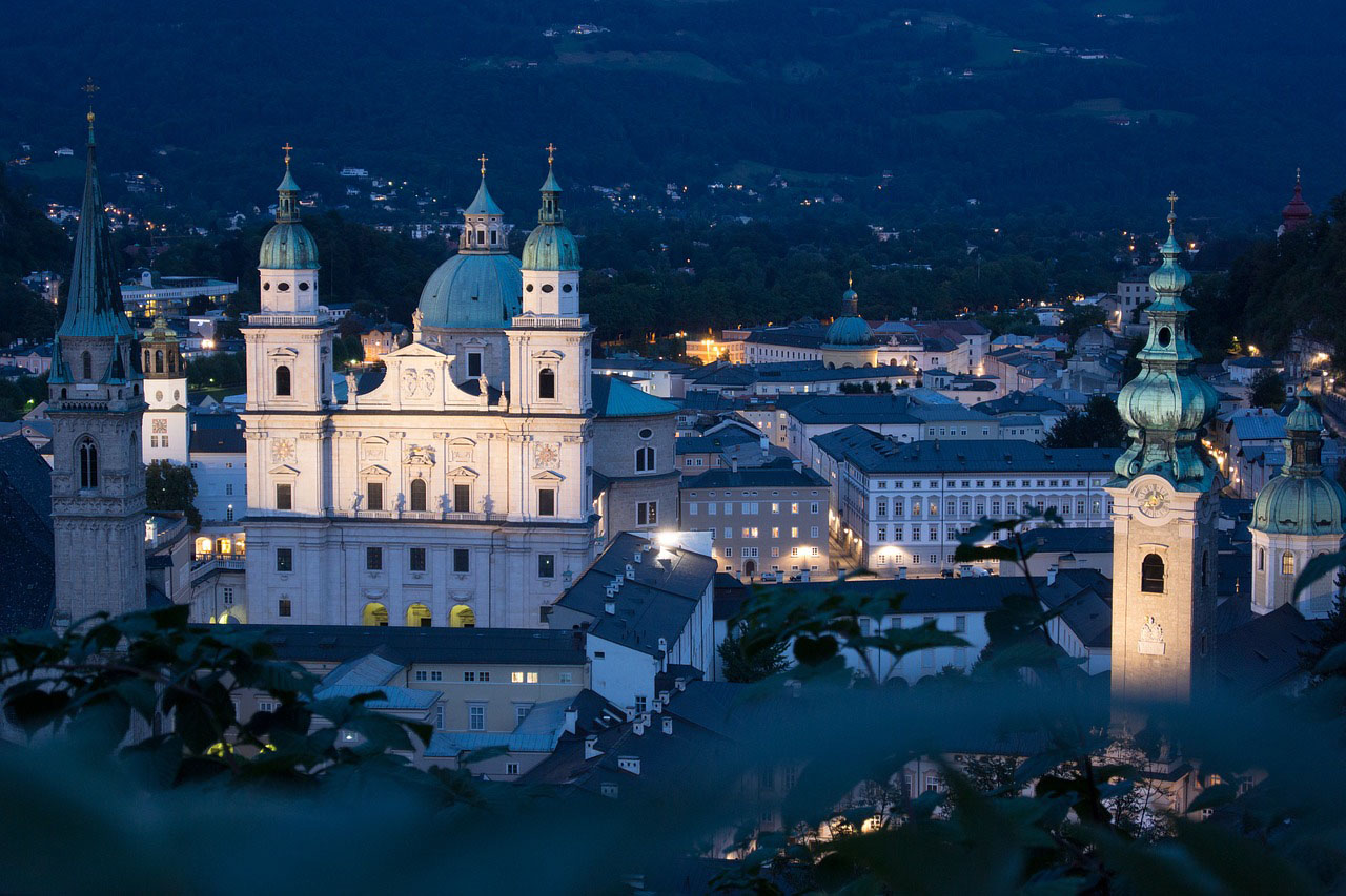 Salzburg bei Nacht – eine Stadt der Kultur und Geschichte, beleuchtet unter dem Sternenhimmel. Erkunden Sie das barocke Erbe und die malerischen Gassen dieser faszinierenden Stadt.